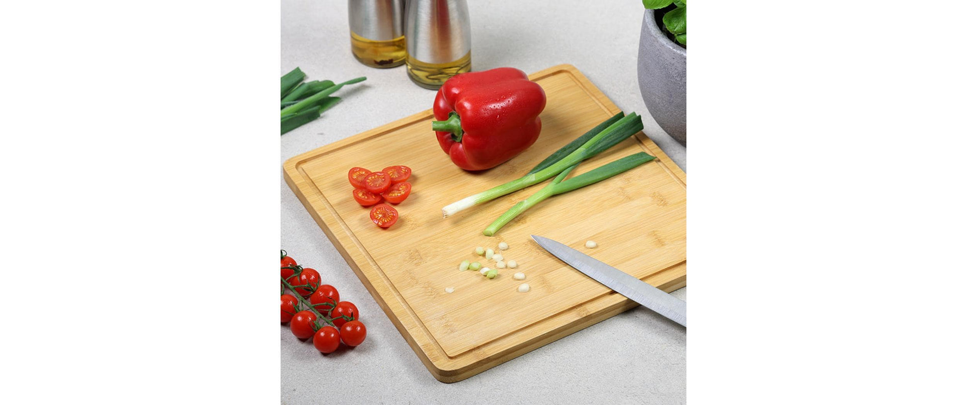 Kesper Schneidebrett 33 × 33 × 1,6 cm, Bambus, mit Saftrille, Braun