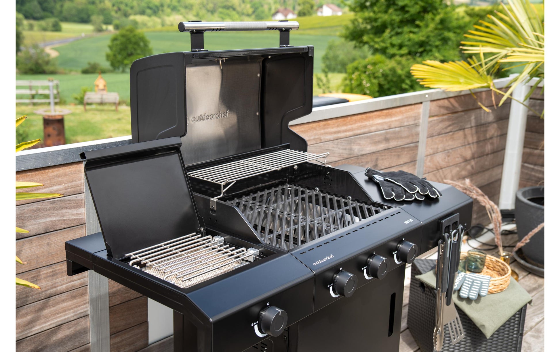 OUTDOORCHEF Grillstation HEAT C-335 – 3 Brenner, 2'688 cm² Grillfläche, 14,1 kW – Schwarz/Edelstahl