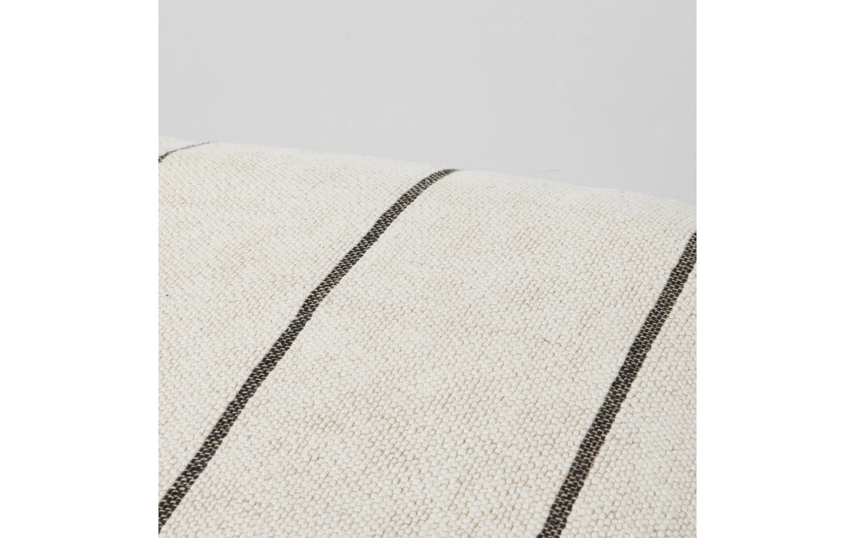 Broste Copenhagen – Sigrid Kissenbezug – 50 × 50 cm, Baumwolle/Leinen, Hellbeige/Schwarz