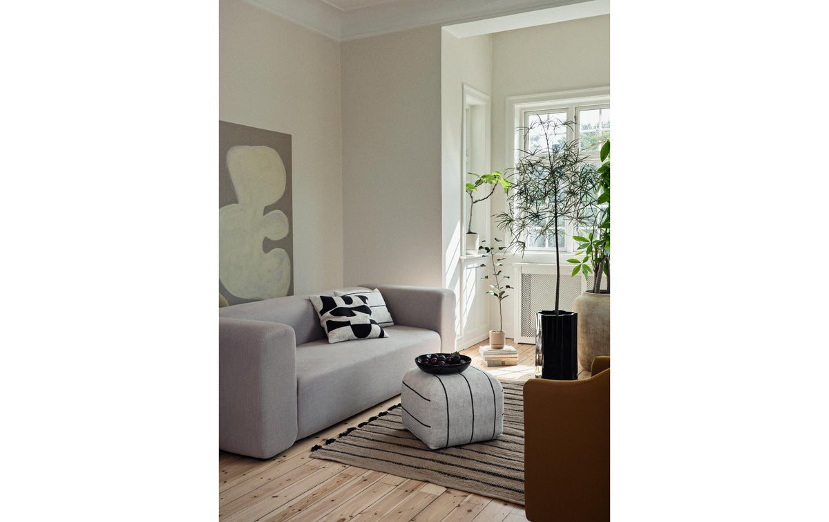 Broste Copenhagen Sigrid Beistelltisch – 50 × 50 × 38 cm – Baumwolle & Leinen – Hellbeige/Schwarz