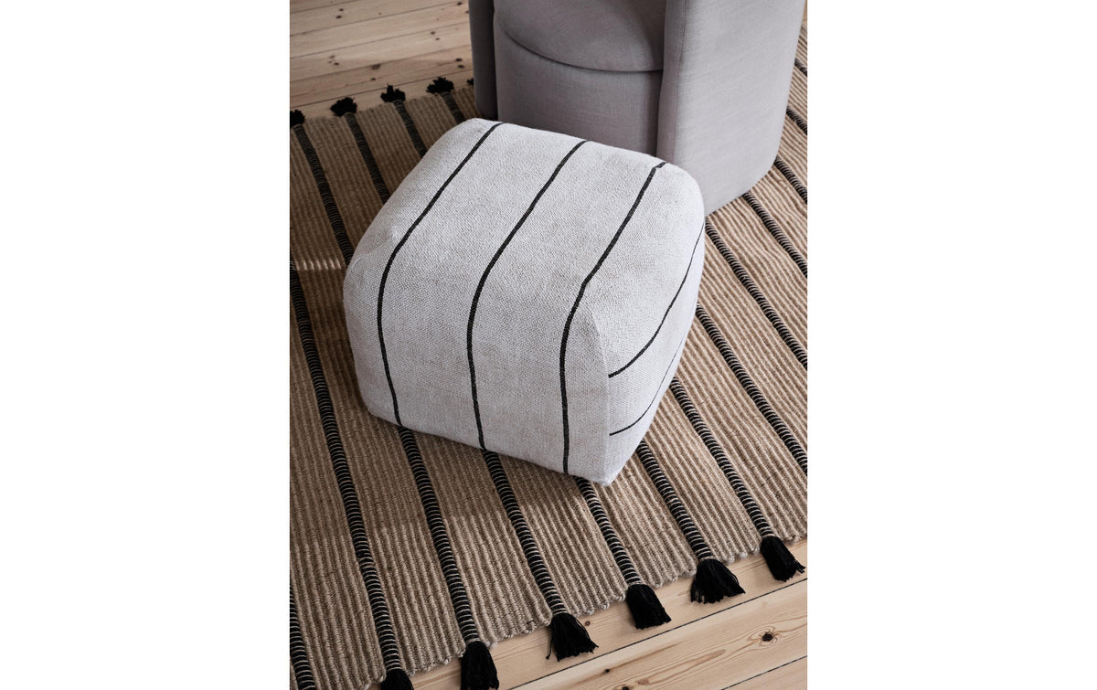 Broste Copenhagen Sigrid Beistelltisch – 50 × 50 × 38 cm – Baumwolle & Leinen – Hellbeige/Schwarz
