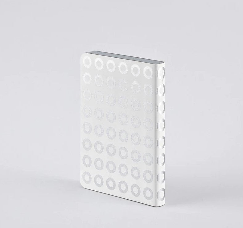 Nuuna Notizbuch – 108 × 150 mm – 176 Seiten – 120 g/m² – Fadenheftung, nummerierte Seiten, silber