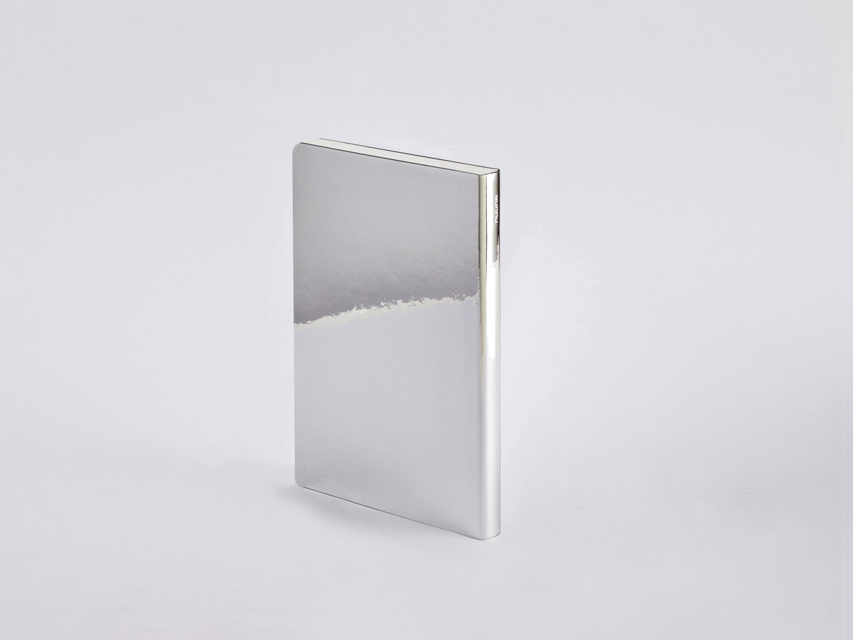 Nuuna Notizbuch – 135 × 200 mm – punktiert – 176 Seiten – 120 g/m² – Fadenheftung, nummerierte Seiten, silber