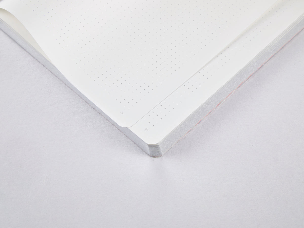 Nuuna Notizbuch – 165 × 220 mm – 120 g/m² – Fadenheftung, Leineneinband, nummerierte Seiten, rosa/silber