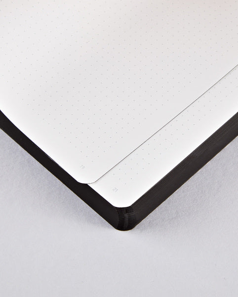 Nuuna Notizbuch – 165 × 220 mm – punktiert – 256 Seiten – Fadenheftung, Einband aus recyceltem Leder