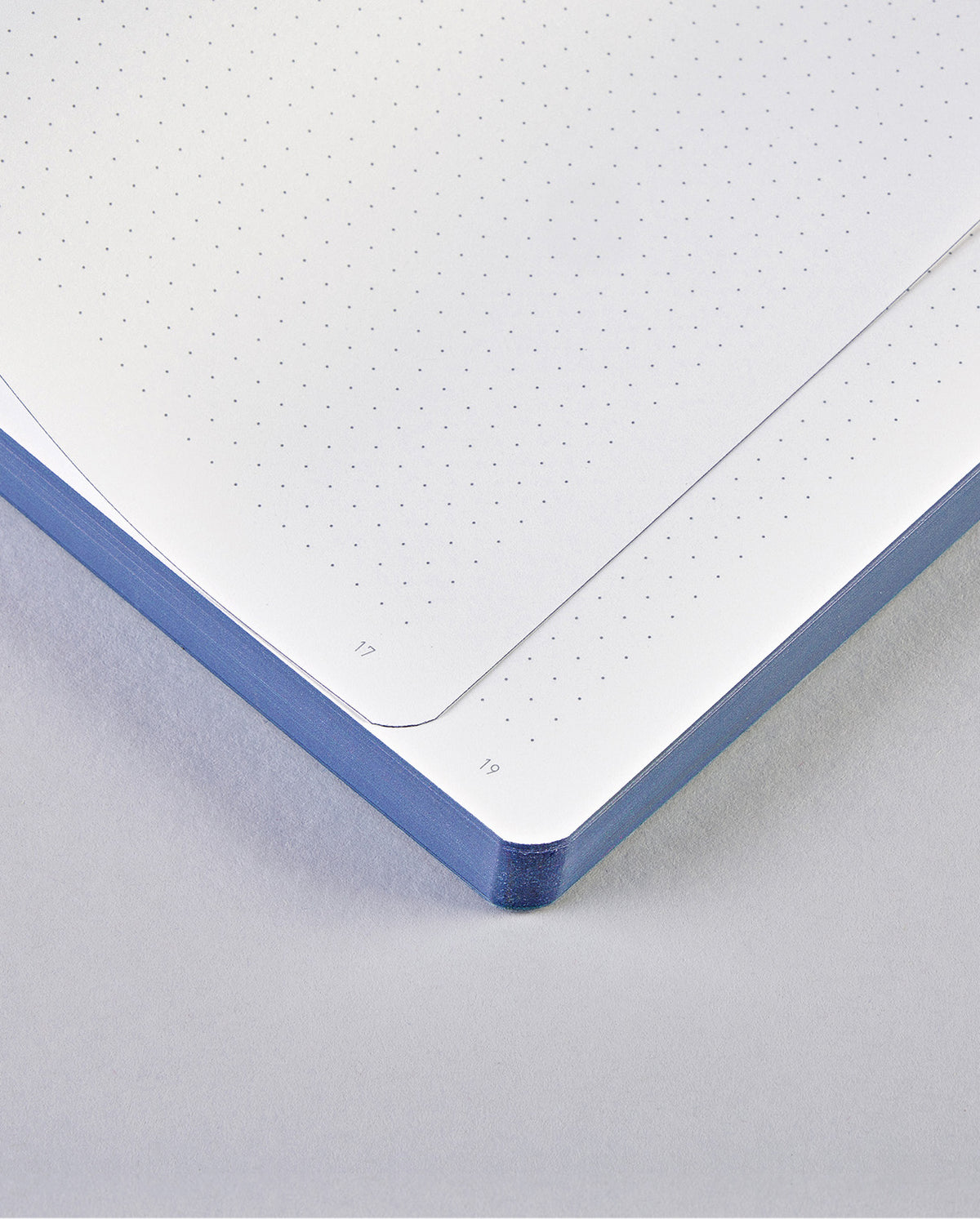 nuuna Notizbuch – 135 × 200 mm – 176 Seiten – 120 g/m² – Softcover, nummerierte Seiten, Fadenheftung, blau