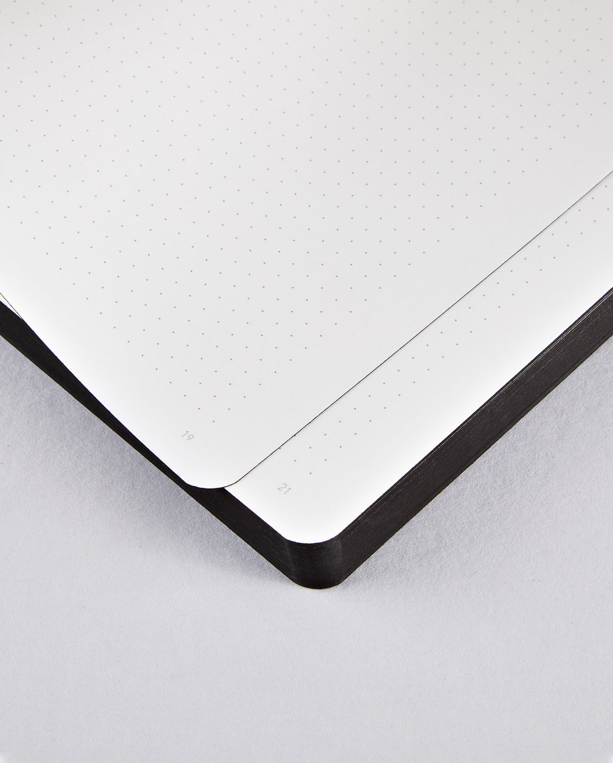 Nuuna Notizbuch – 220 × 165 mm – punktiert – 176 Seiten – 120 g/m² – Fadenheftung, nummeriert