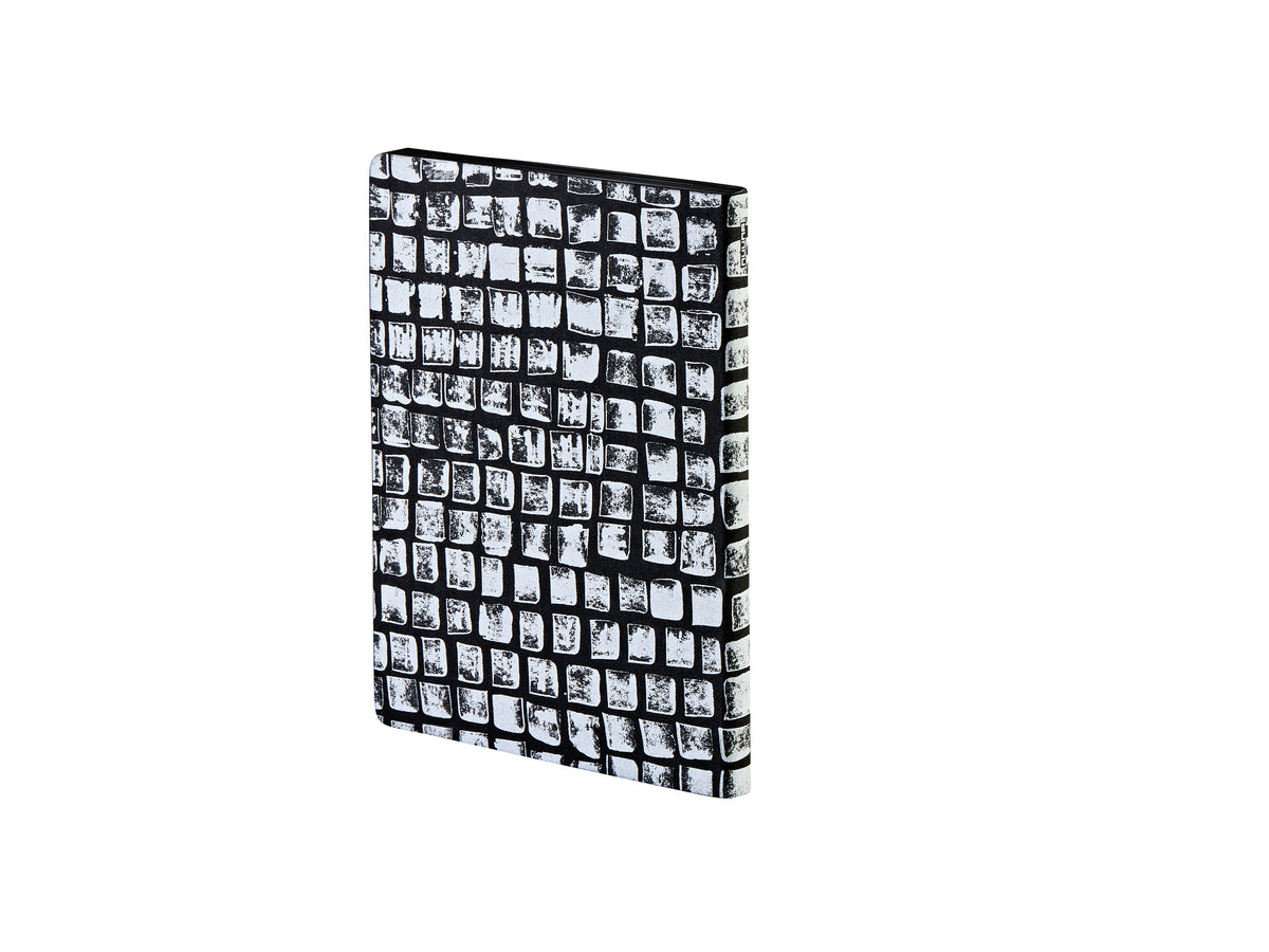 Nuuna Notizbuch – 165 × 220 mm – 120 g/m² – Fadenheftung, Einband aus recyceltem Leder, nummerierte Seiten