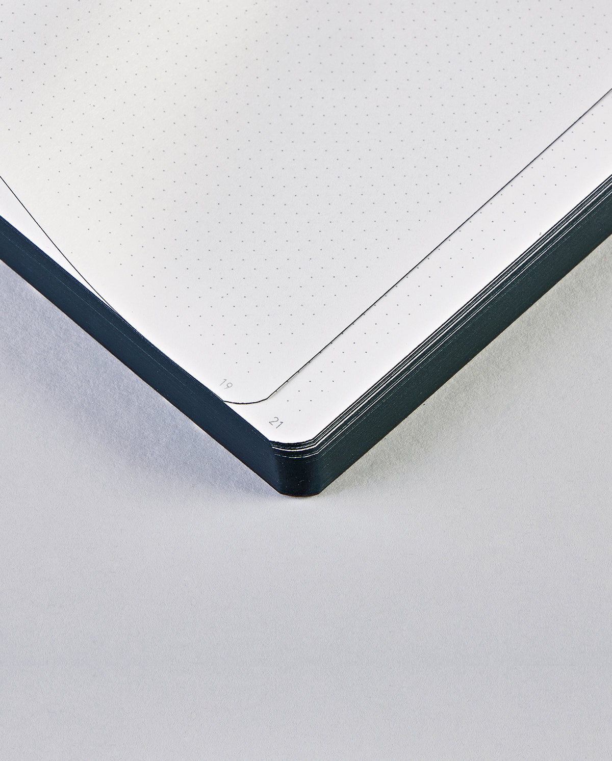 Nuuna Notizbuch – 108 × 150 mm – 120 g/m² – Fadenheftung, nummerierte Seiten, Einband aus recyceltem Leder
