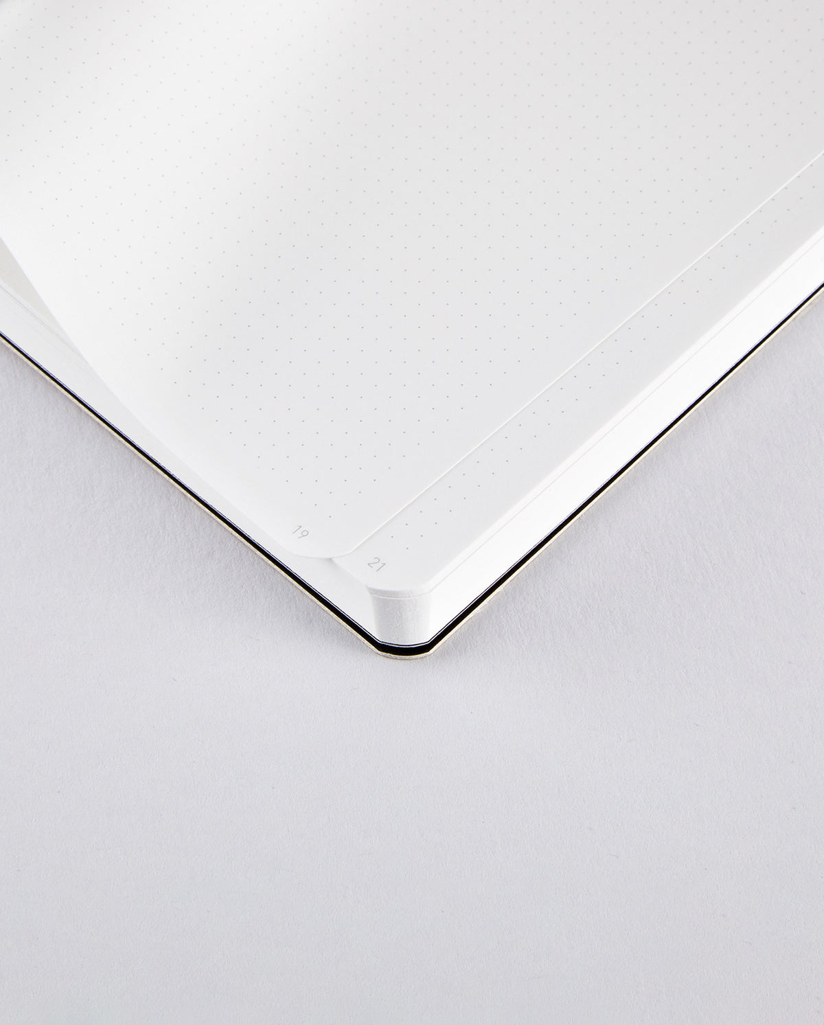 Nuuna Notizbuch – 150 × 108 mm – 176 Seiten – 120 g/m² – Fadenheftung, nummerierte Seiten, recyceltes Leder