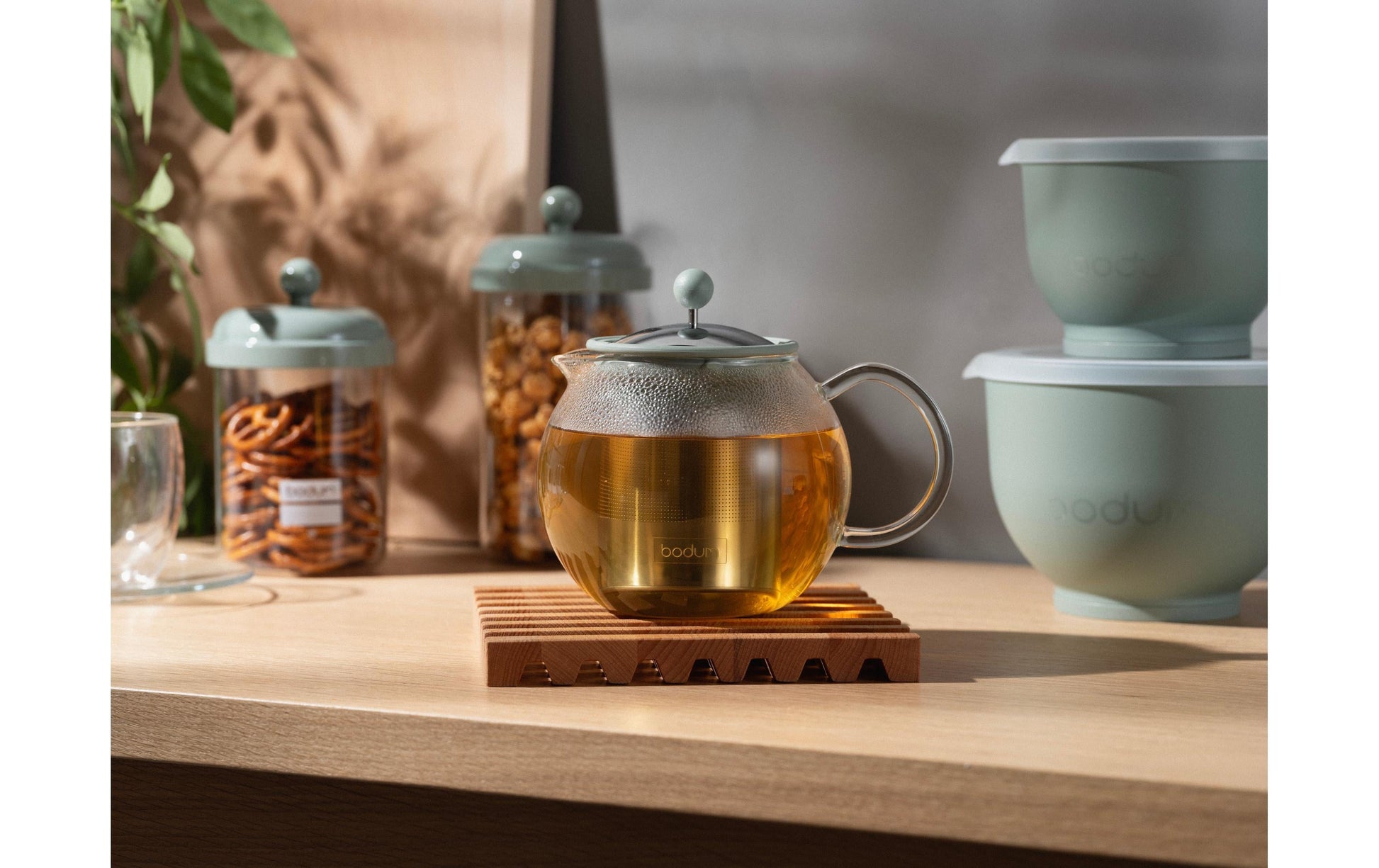 Bodum Assam – Teekanne, 1,0 l, Borosilikatglas/Edelstahl, Edelstahl-Teesieb, Rot