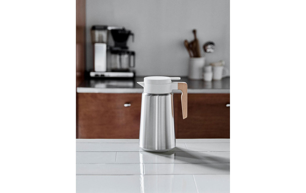 Society of Lifestyle House Doctor Thermoskanne Cole – 1,8 l, Ø 13,5 cm, H 25,8 cm, Edelstahl/Holz/Silikon, Silber