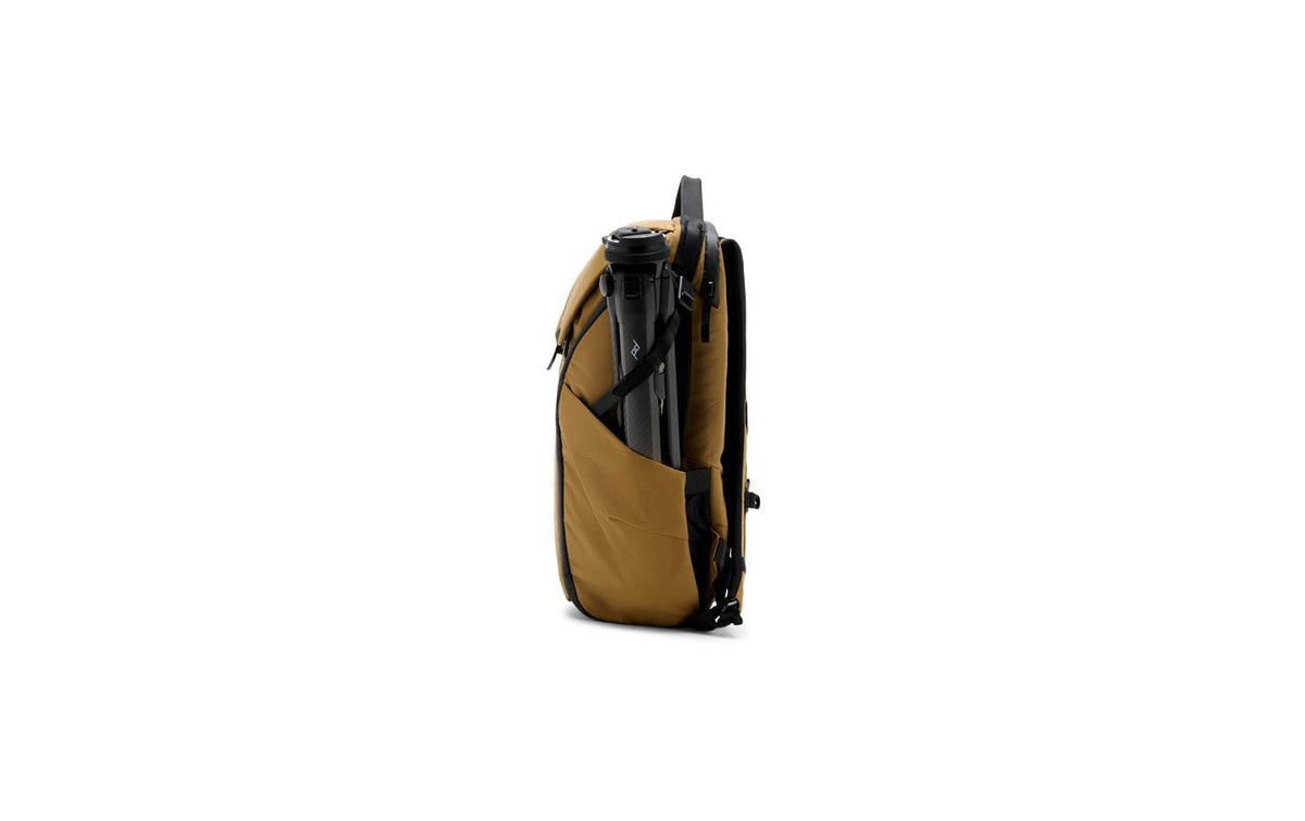 Peak Design City-Rucksack Everyday Backpack v2 – Nylon/Polyester – Coyote, 330 × 460 × 210 mm