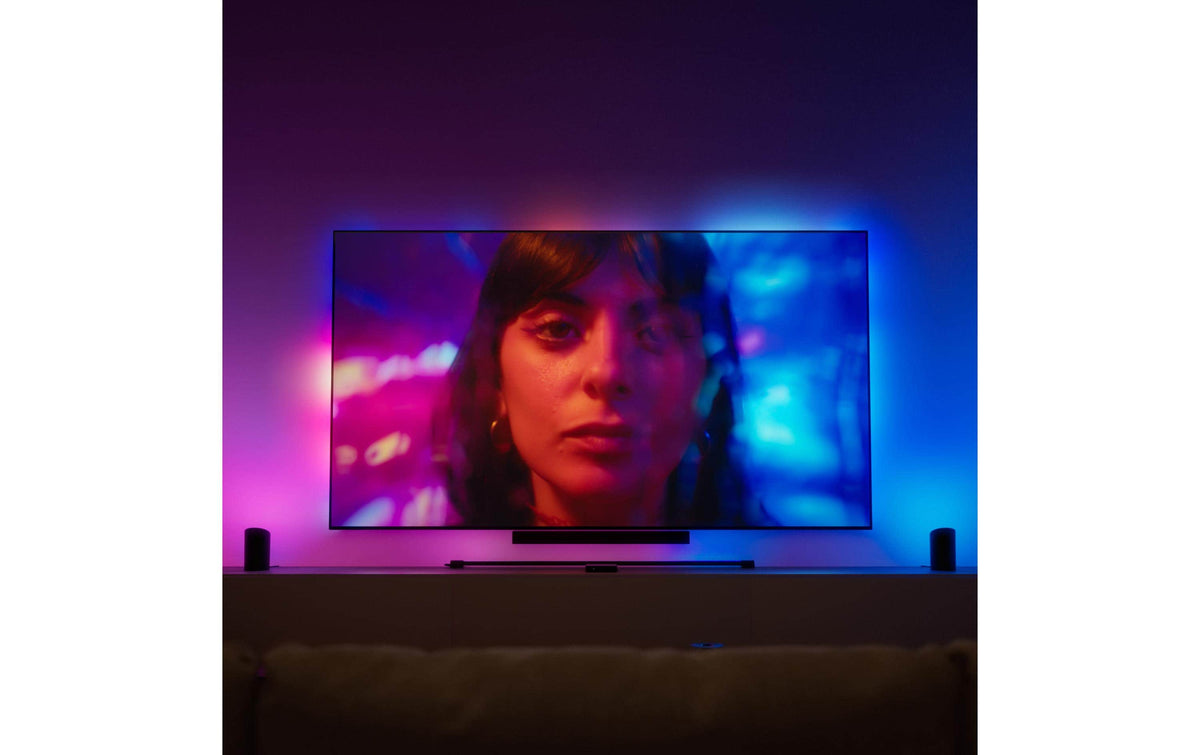 Philips by Signify Philips Hue Play Gradient Lightstrip Pro TV-Hintergrundbeleuchtungs-Set – RGBIC, Zigbee + Bluetooth – für 100" Fernseher – Schwarz