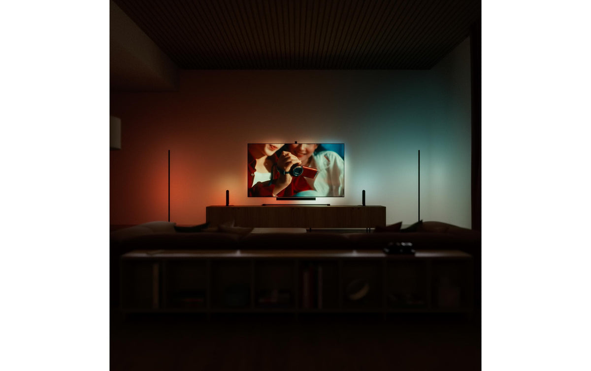 Philips by Signify Philips Hue Play Gradient TV-Hintergrundbeleuchtungs-Set – RGBIC, Bluetooth + Zigbee – für 85" Fernseher – Weiss