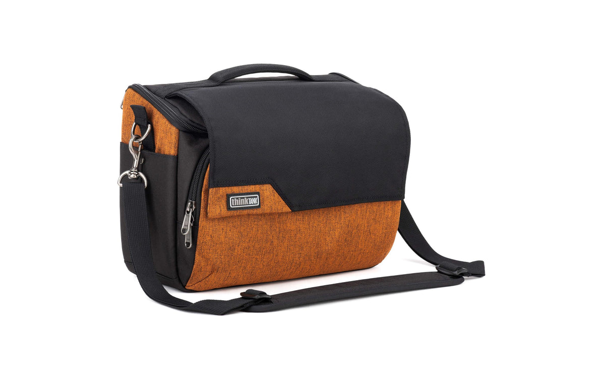Think Tank Mirrorless Mover 30 V2 Umhängetasche – 30 l, Nylon/Polyester, mit Regenhülle – Orange/Schwarz