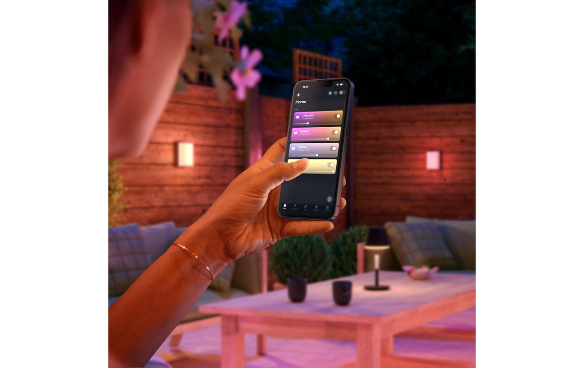 Philips by Signify Philips Hue Aussenwandleuchte – RGBW, 2000–6500 K – IP44 – Netzbetrieb – Zigbee, Bluetooth – für Philips Hue
