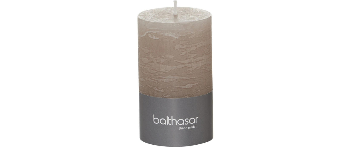 Balthasar Rustico Zylinderkerze – Ø 6 × 10 cm – Paraffin, taupe