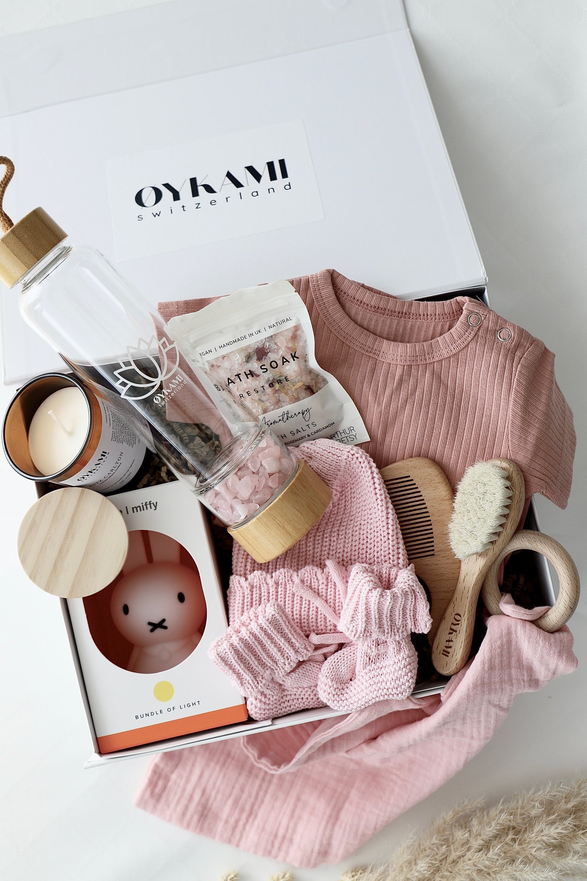 OYKAMI Lugano Geschenkbox – Rosa Babyset mit LED-Nachtlicht, Trinkflasche, Babybody – ab 0 M.