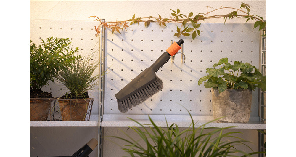 Gardena Scheuerbürste – 32×8,4×10,8 cm, grau/orange, mit Handbürste M, weich