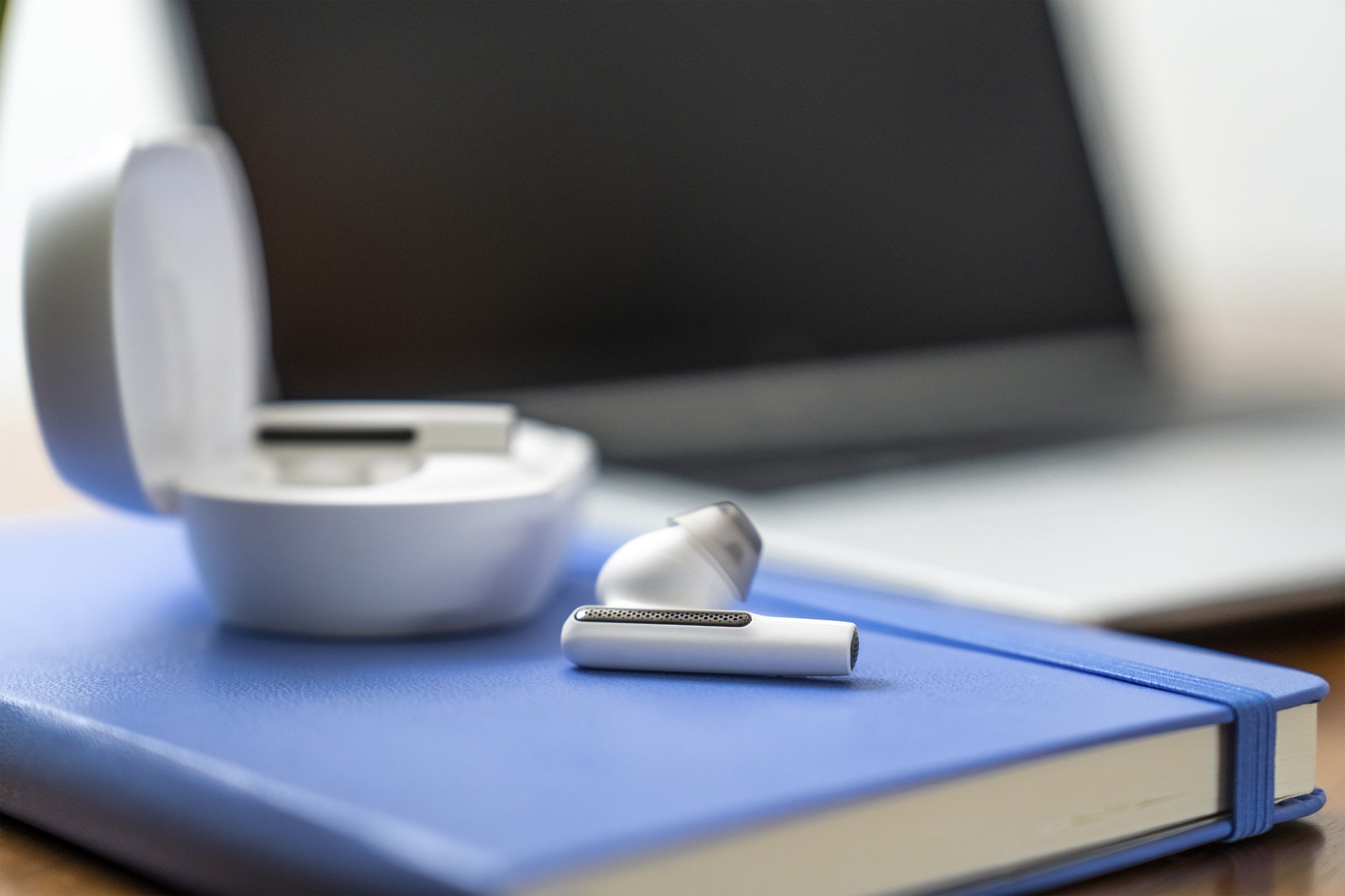 HP Poly Poly EE60+ UC – TWS In-Ear-Headset – für PC (BT700), Smartphone, 3,5-mm-Audio – ANC, Touch, USB-C – Weiss