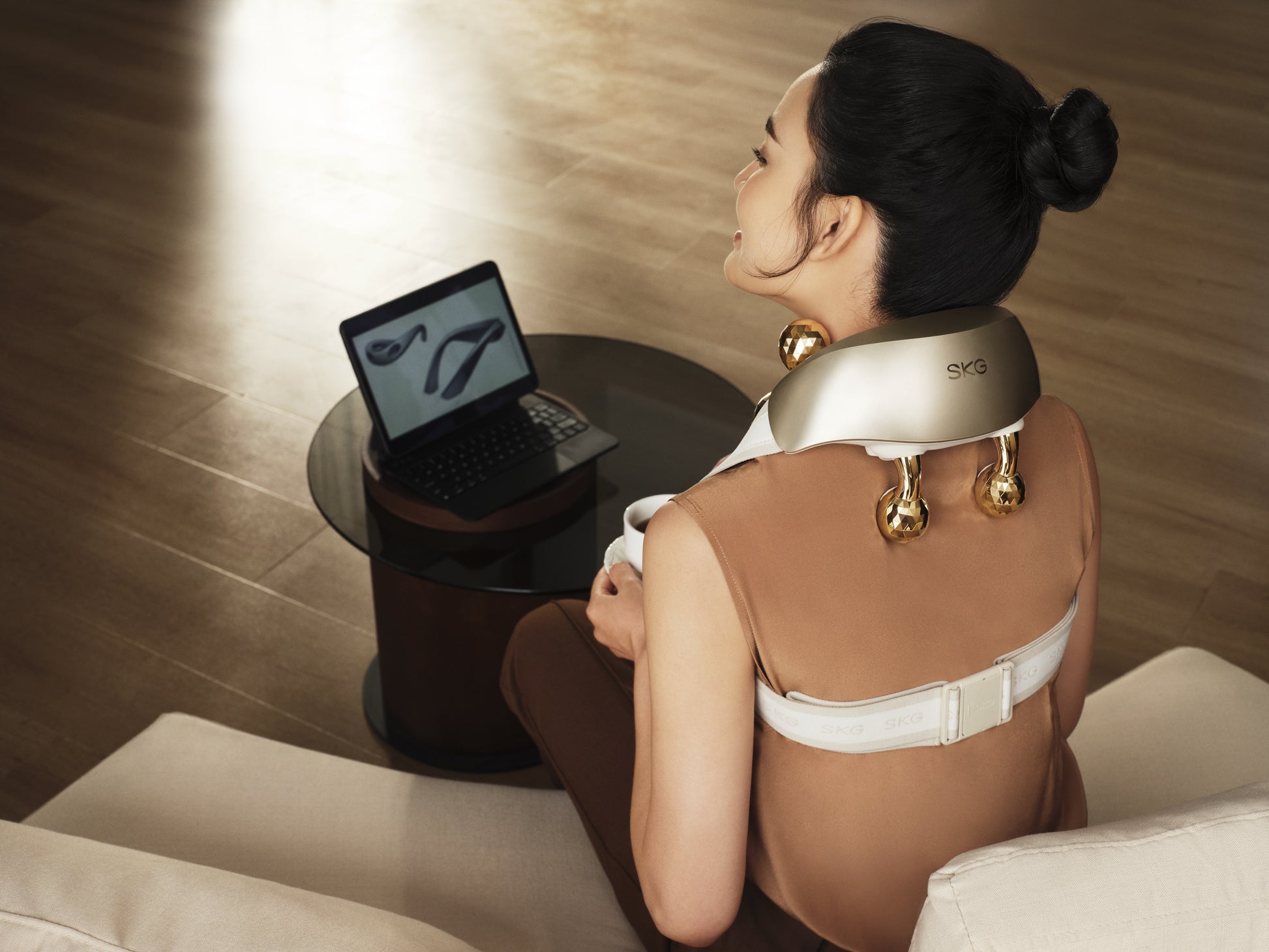 SKG Schulter- und Nackenmassagegerät H7 Ultra-E – Rollenmassage, mit Wärmefunktion – Akku – Gold
