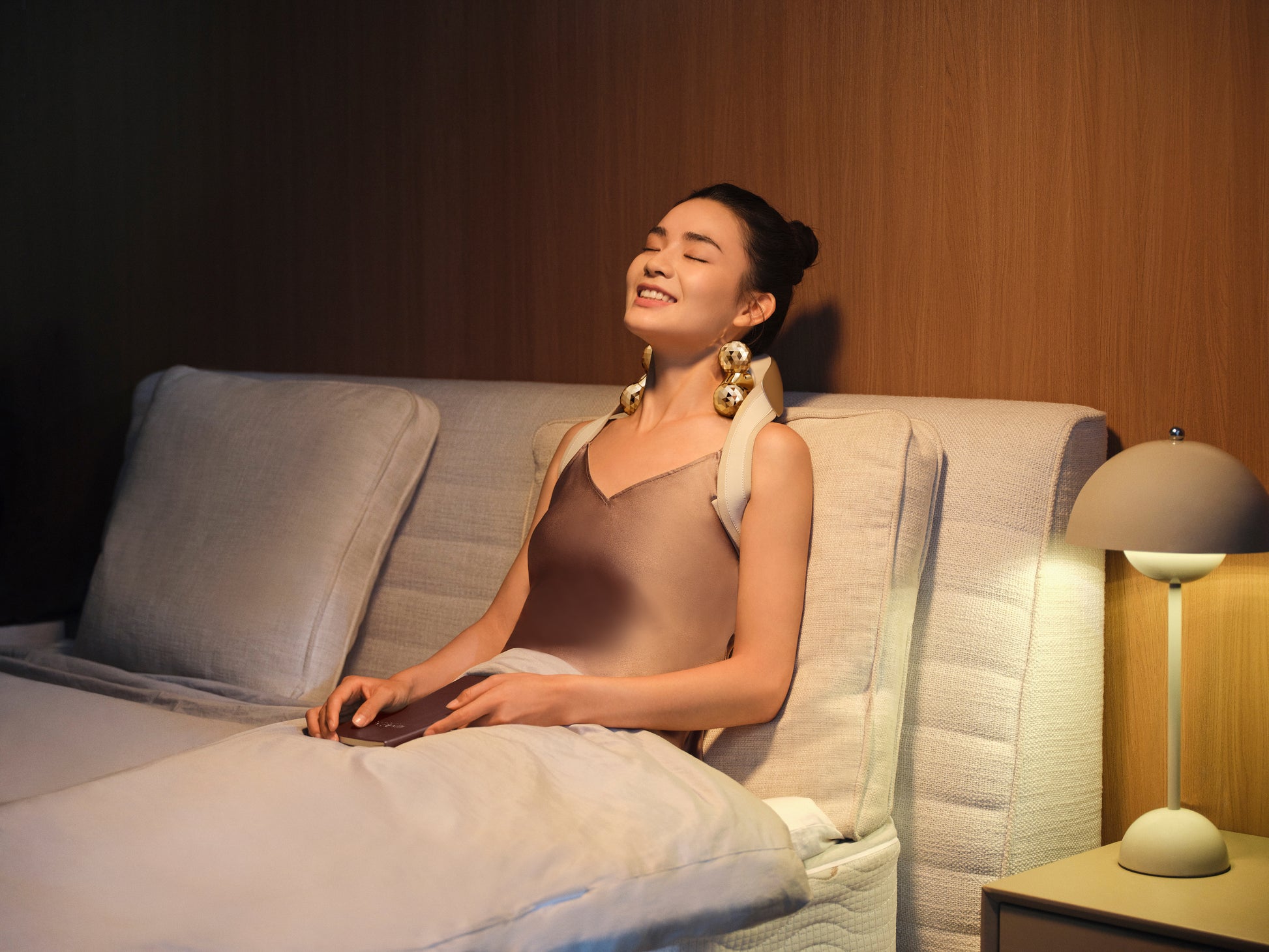 SKG Schulter- und Nackenmassagegerät H7 Ultra-E – Rollenmassage, mit Wärmefunktion – Akku – Gold