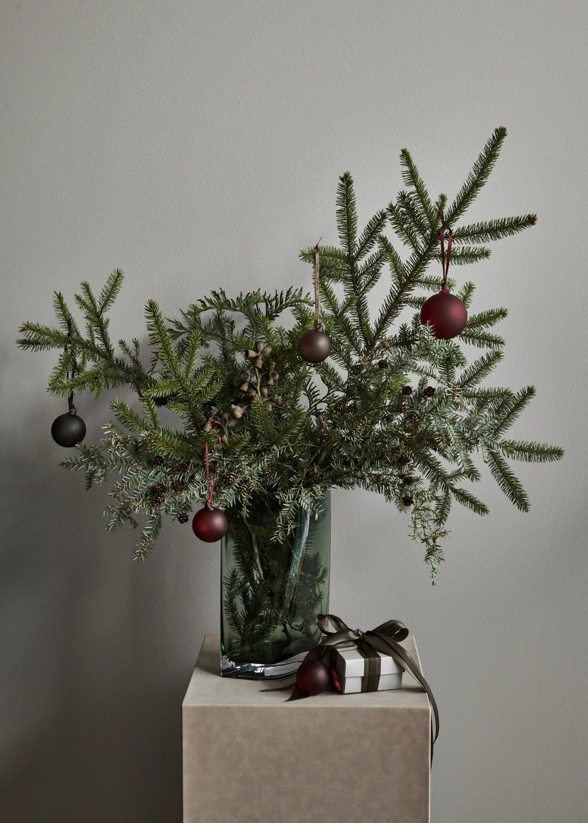 Blomus Weihnachtskugel – Ø 7 × 8 cm – Glas & Polyester, grau – 4-teilig