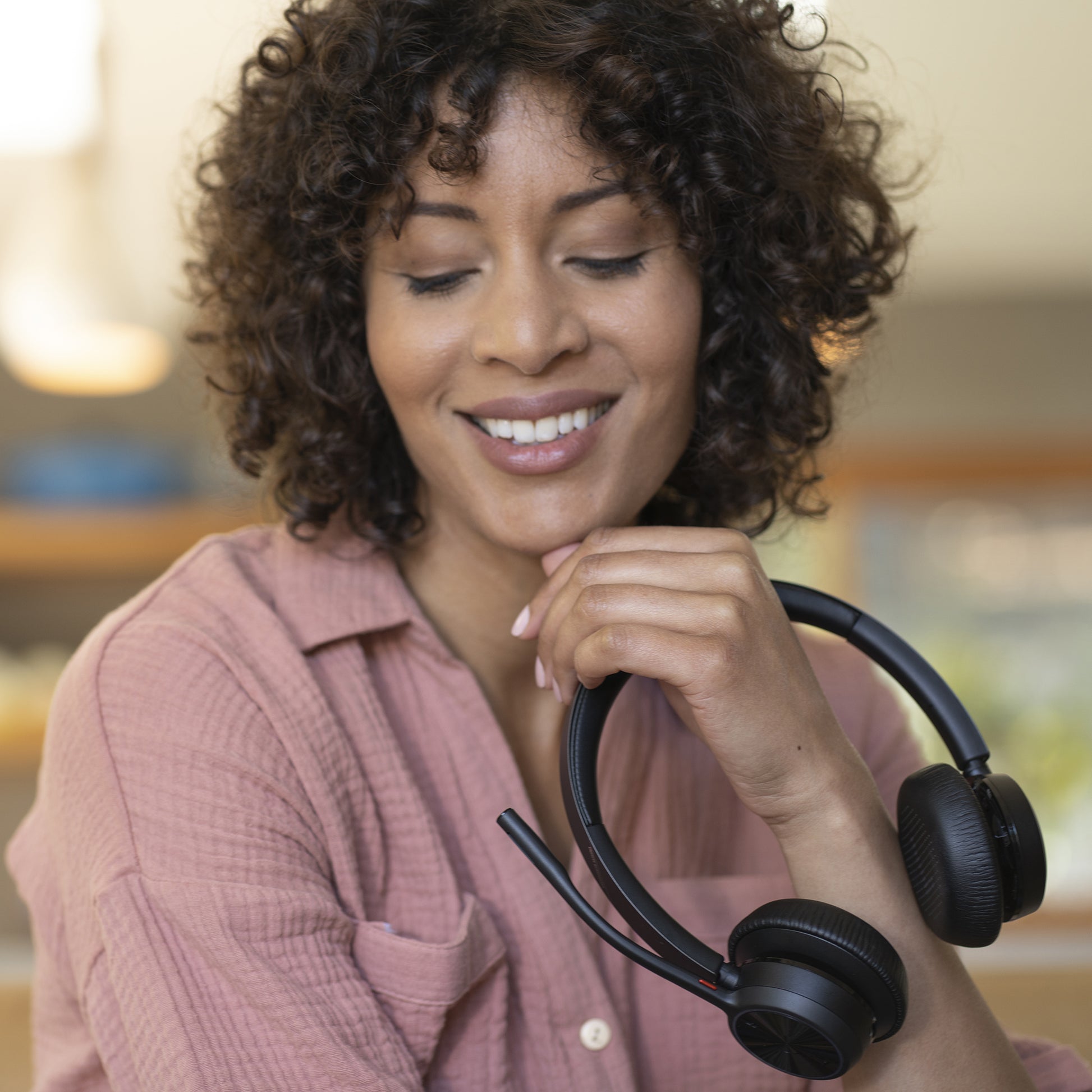 Poly Voyager 4320 – Duo Headset – USB-C, Bluetooth 5.1 – Boom-Mikrofon, Ladestation – Schwarz – bis 24 h