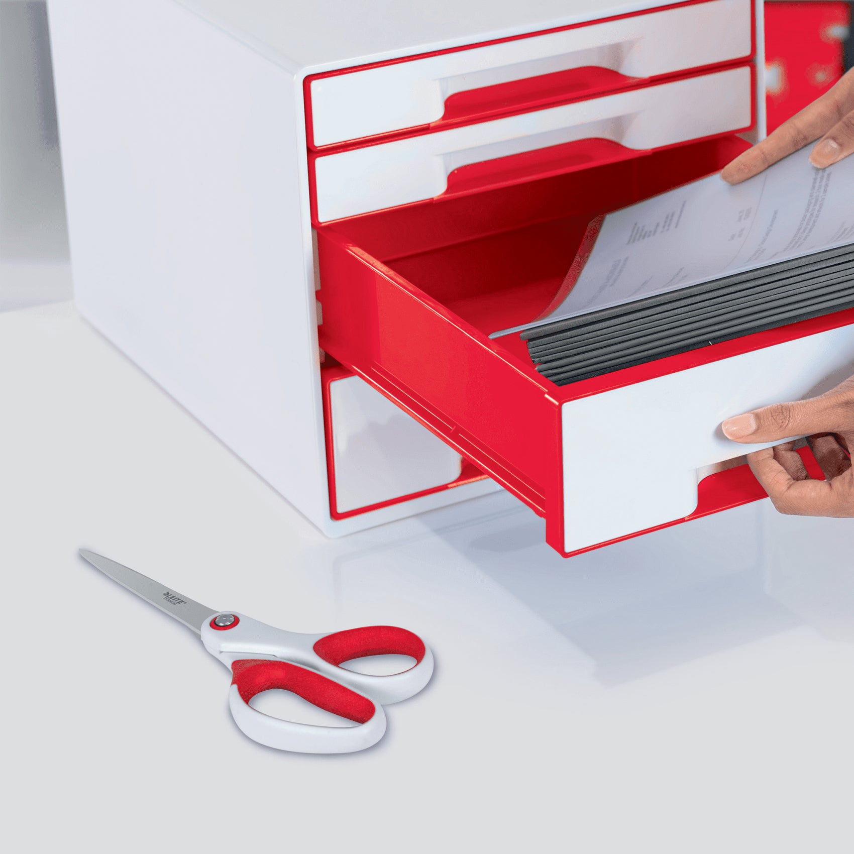 Leitz WOW Schere 20,5 cm, für Rechtshänder – Edelstahl, titanbeschichtet, ergonomischer Griff, Rot/Weiss