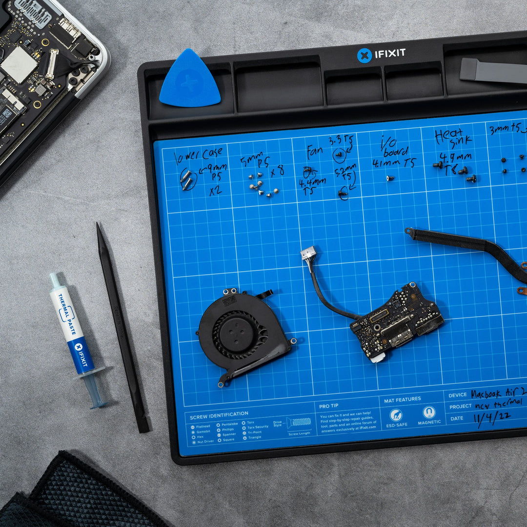 iFixit Magnetmatte – 300 × 250 mm, antistatisch, Bithalter, Stift, schwarz/blau/weiss