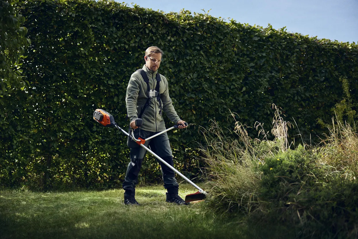 Husqvarna 325iR Akku-Motorsense – 36 V – Schnittbreite 420 mm – Klinge & Nylonschnur – Solo