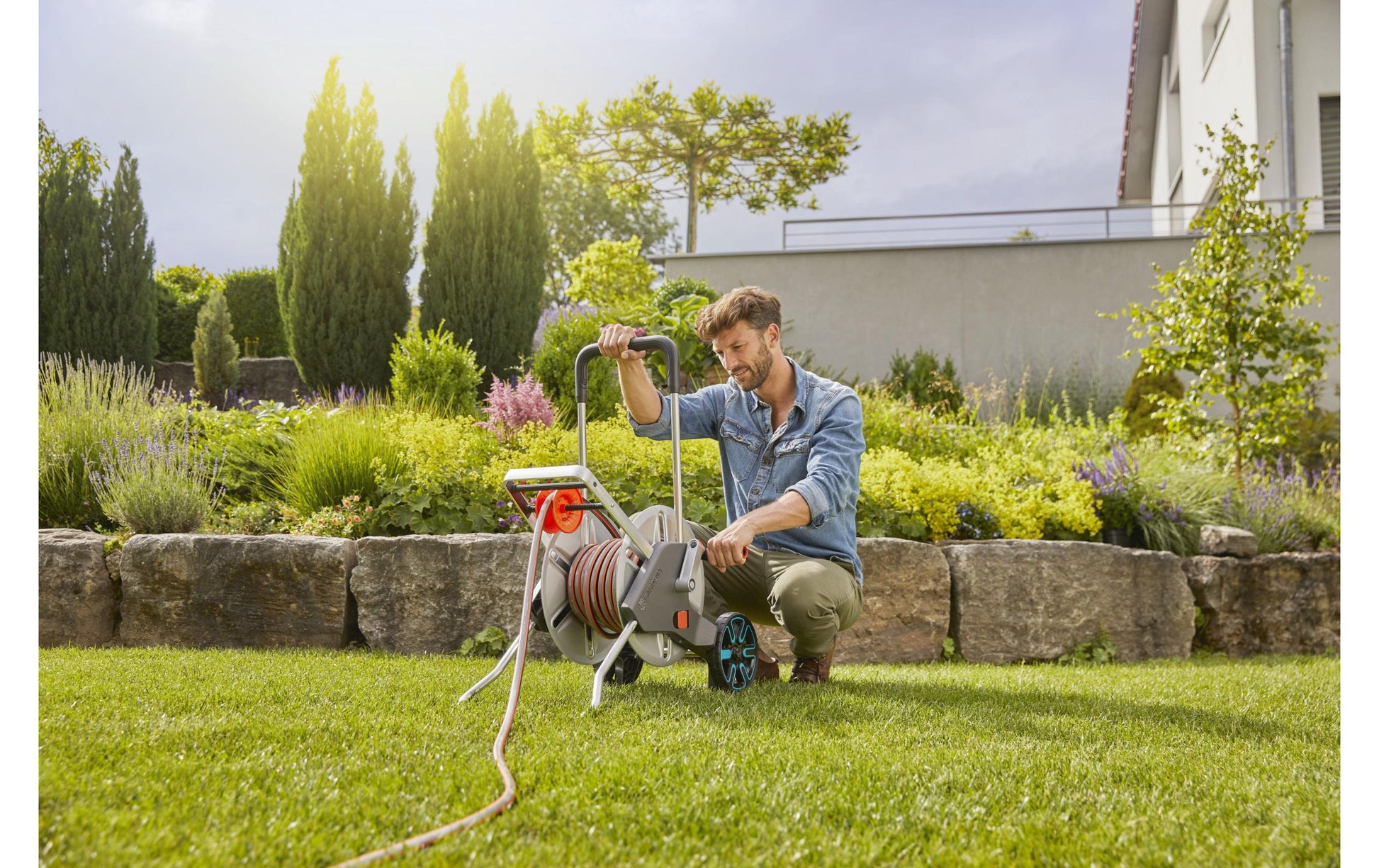 Gardena AquaRoll L Easy Metal Schlauchwagen 100 m – 2 Räder, mit Tragegriff, manuell, schwarz/edelstahl