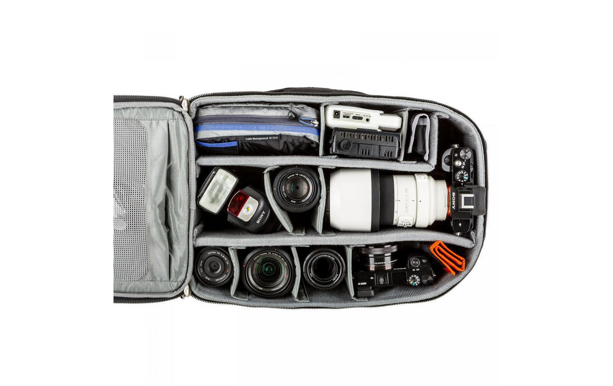 Think Tank Airport Essentials Rucksack – DSLR, 4 Objektive, Notebook-/Tablet-Fach, Regenhülle – Schwarz