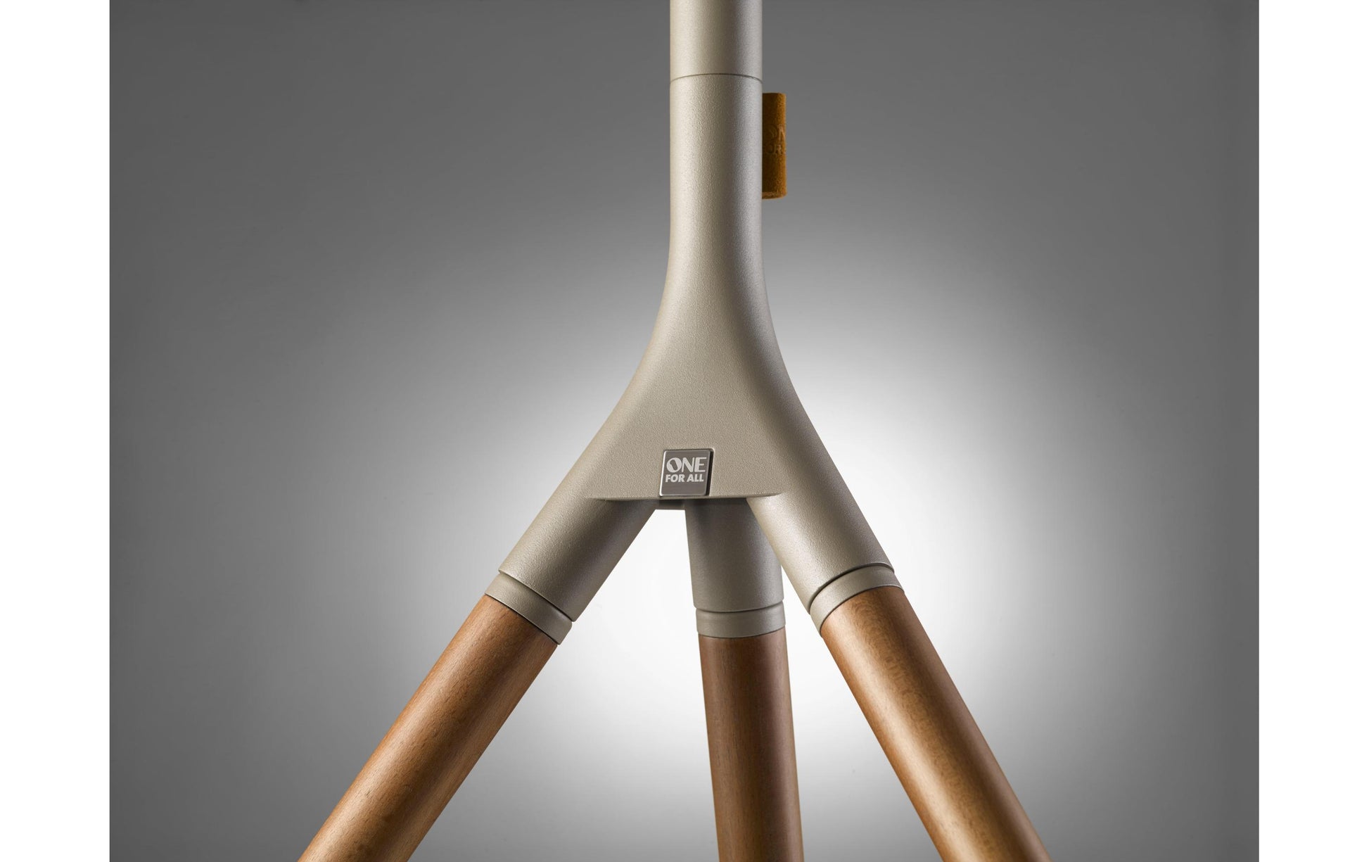 One For All Bodenständer – Vollbeweglich – 32–65" – VESA 200×100–400×400 – bis 30 kg – WM 7471, Walnuss/Grau