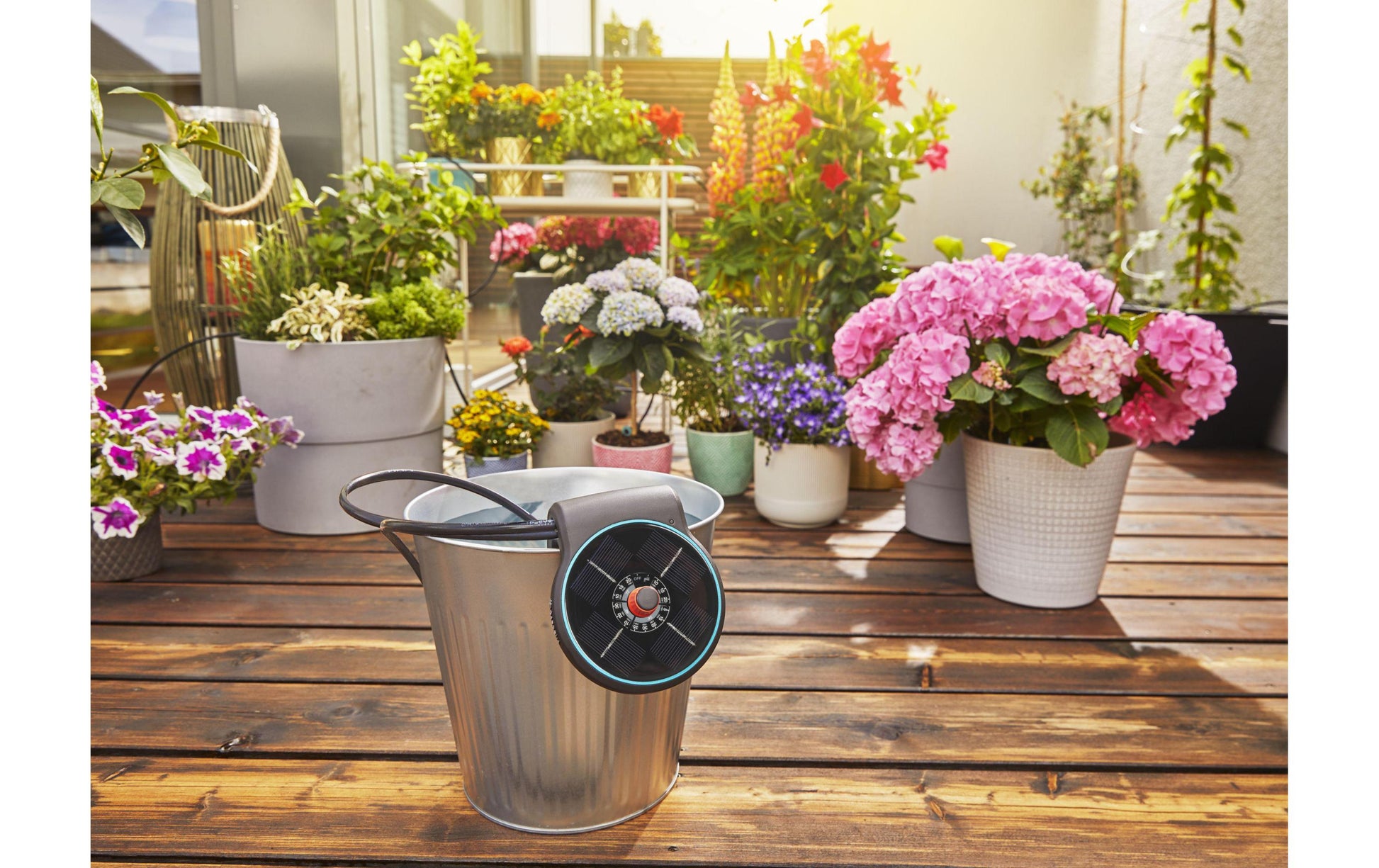 Gardena aquaBloom Solar-Bewässerungs-Set – 28 Tropfer, 15 Schlaucheinsätze, Druckregler, Solar-/Akkubetrieb