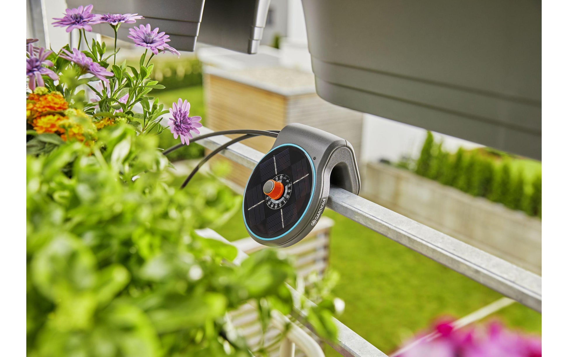 Gardena aquaBloom Solar-Bewässerungs-Set – 28 Tropfer, 15 Schlaucheinsätze, Druckregler, Solar-/Akkubetrieb
