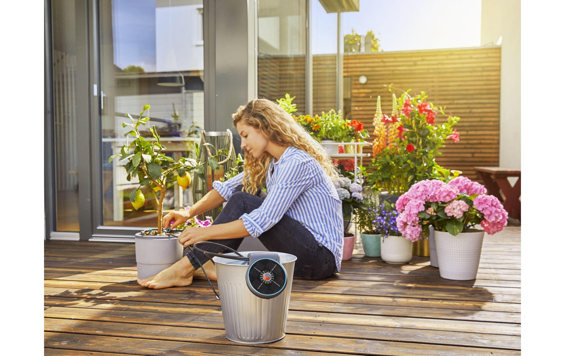 Gardena aquaBloom Solar-Bewässerungs-Set – 28 Tropfer, 15 Schlaucheinsätze, Druckregler, Solar-/Akkubetrieb