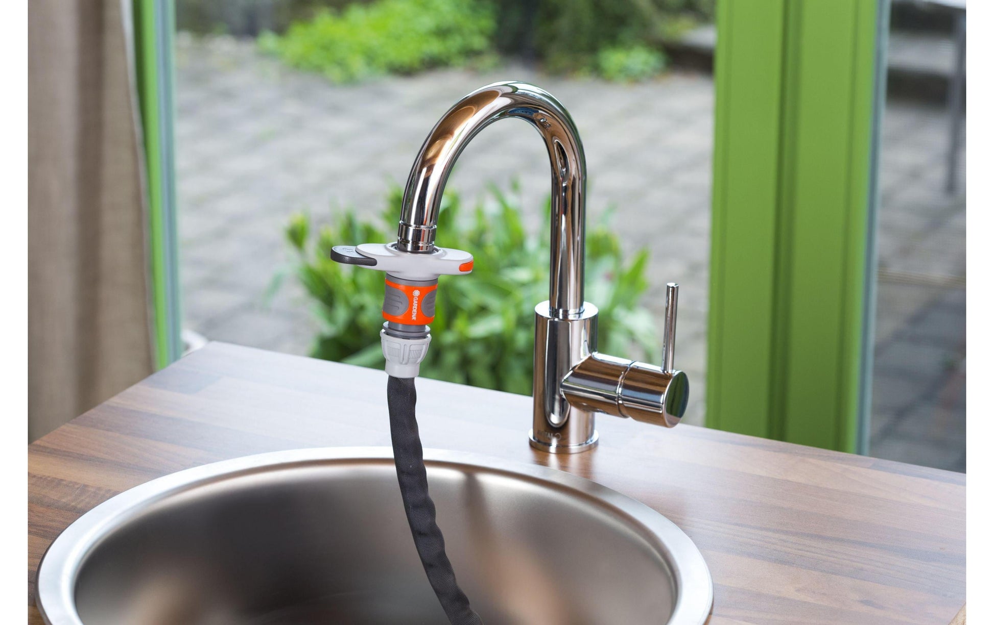 Gardena Hahnstück – Kunststoff, Schwarz/Chrom/Grau, für Indoor Wasserhähne E10