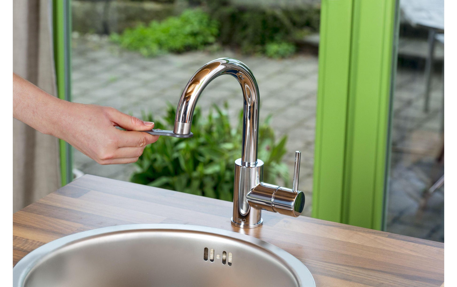 Gardena Hahnstück – Kunststoff, Schwarz/Chrom/Grau, für Indoor Wasserhähne E10