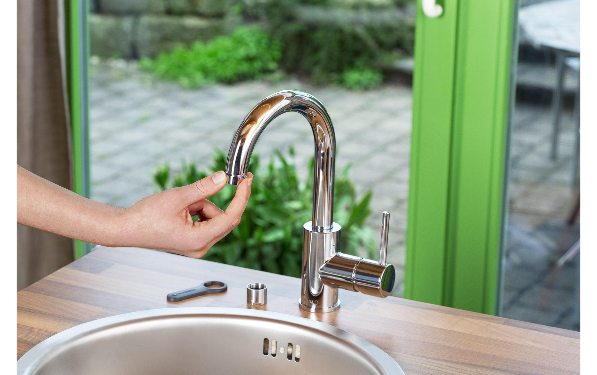 Gardena Hahnstück – Kunststoff, Schwarz/Chrom/Grau, für Indoor Wasserhähne E10