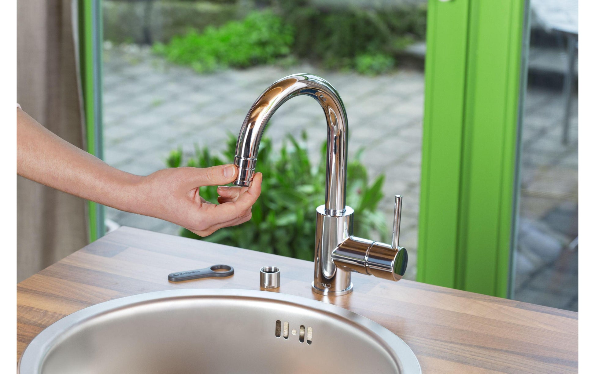 Gardena Hahnstück – Kunststoff, Schwarz/Chrom/Grau, für Indoor Wasserhähne E10