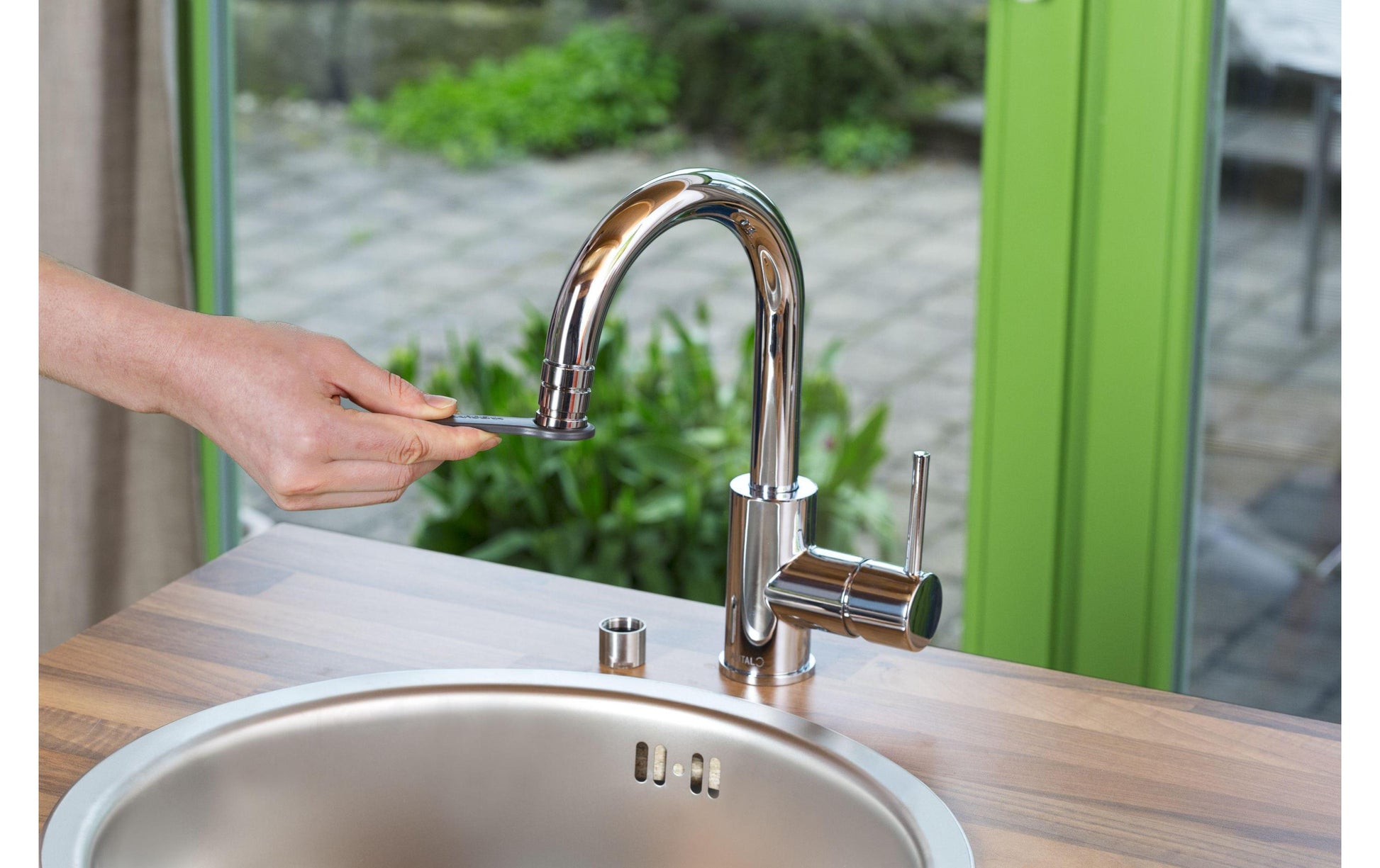 Gardena Hahnstück – Kunststoff, Schwarz/Chrom/Grau, für Indoor Wasserhähne E10