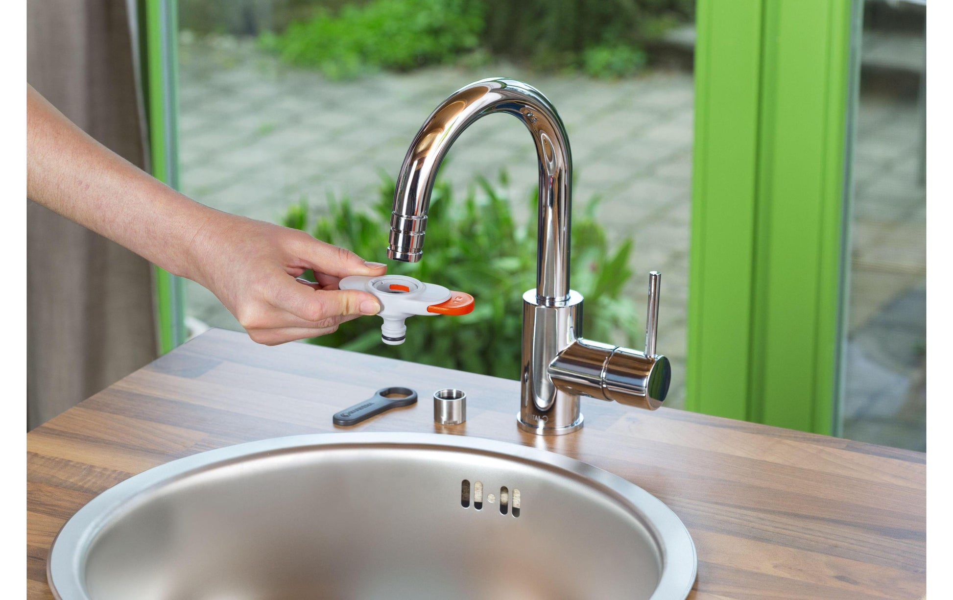 Gardena Hahnstück – Kunststoff, Schwarz/Chrom/Grau, für Indoor Wasserhähne E10
