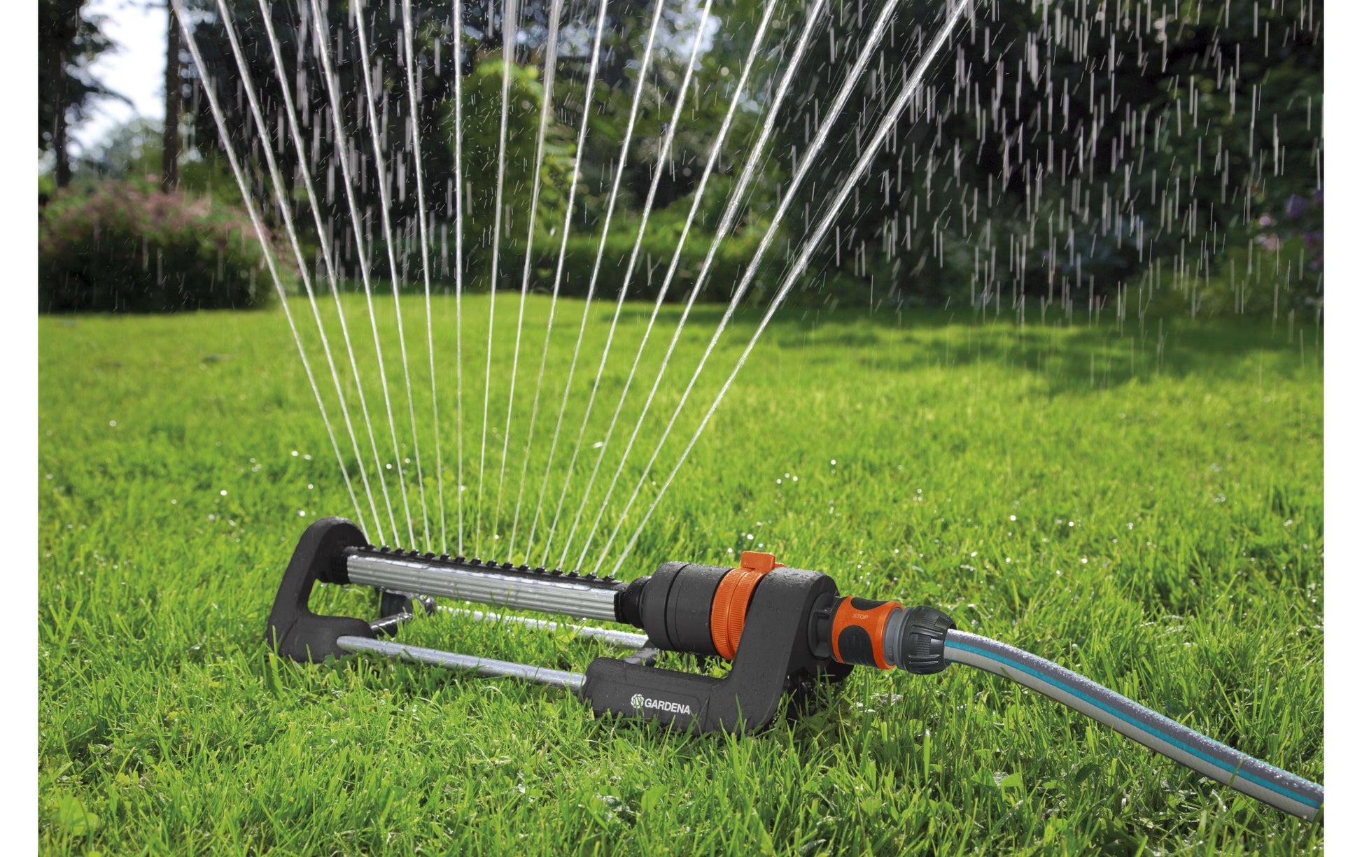 Gardena Viereckregner Aqua M – Sprühbereich 8–18 m, Flächenabdeckung 110–250 m², Schwarz