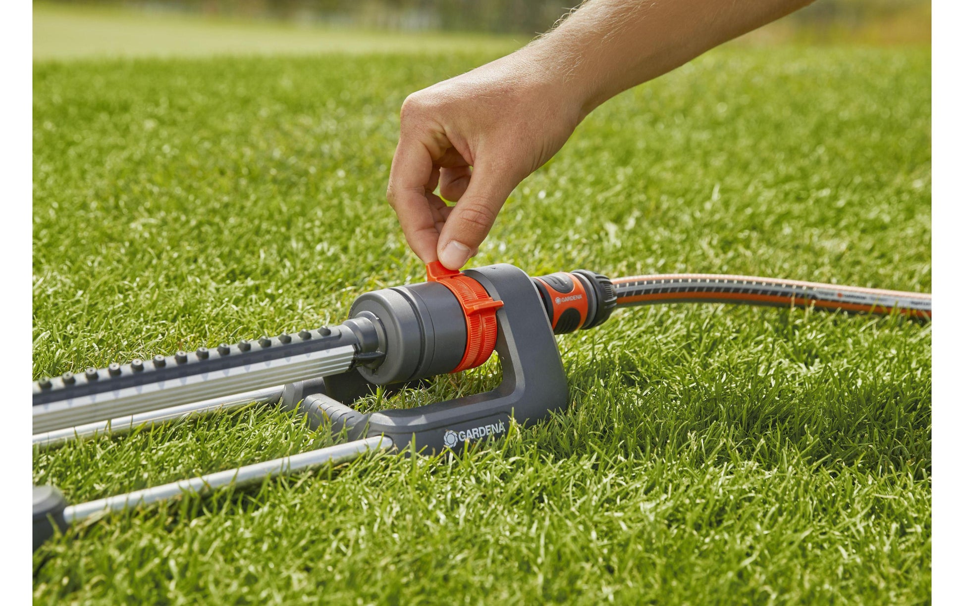 Gardena Viereckregner Aqua M – Sprühbereich 8–18 m, Flächenabdeckung 110–250 m², Schwarz