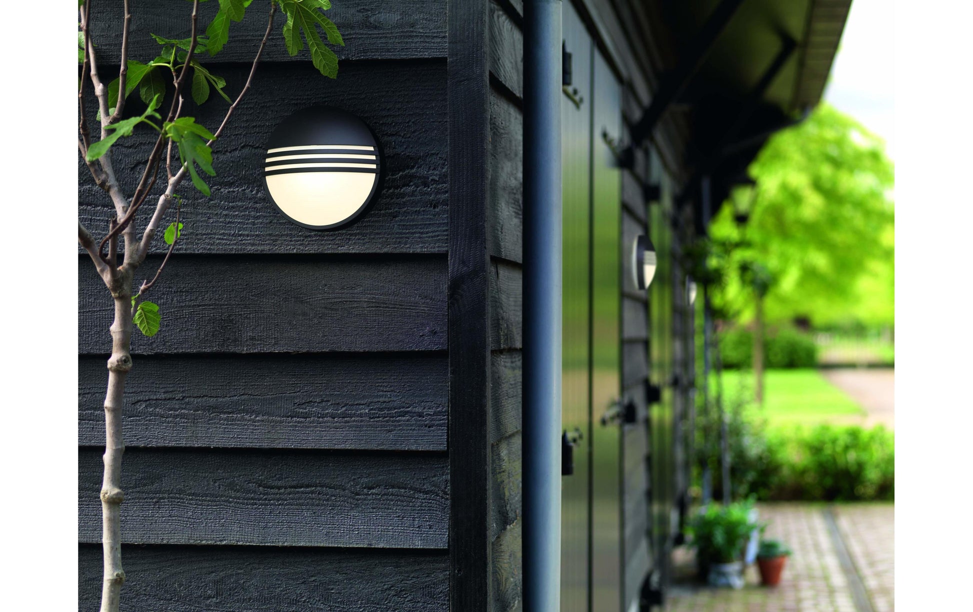 Philips by Signify Philips Aussenwandleuchte – 600 lm, 6 W – Warmweiss, 2700 K – IP44 – Netzbetrieb – Schwarz – Kunststoff