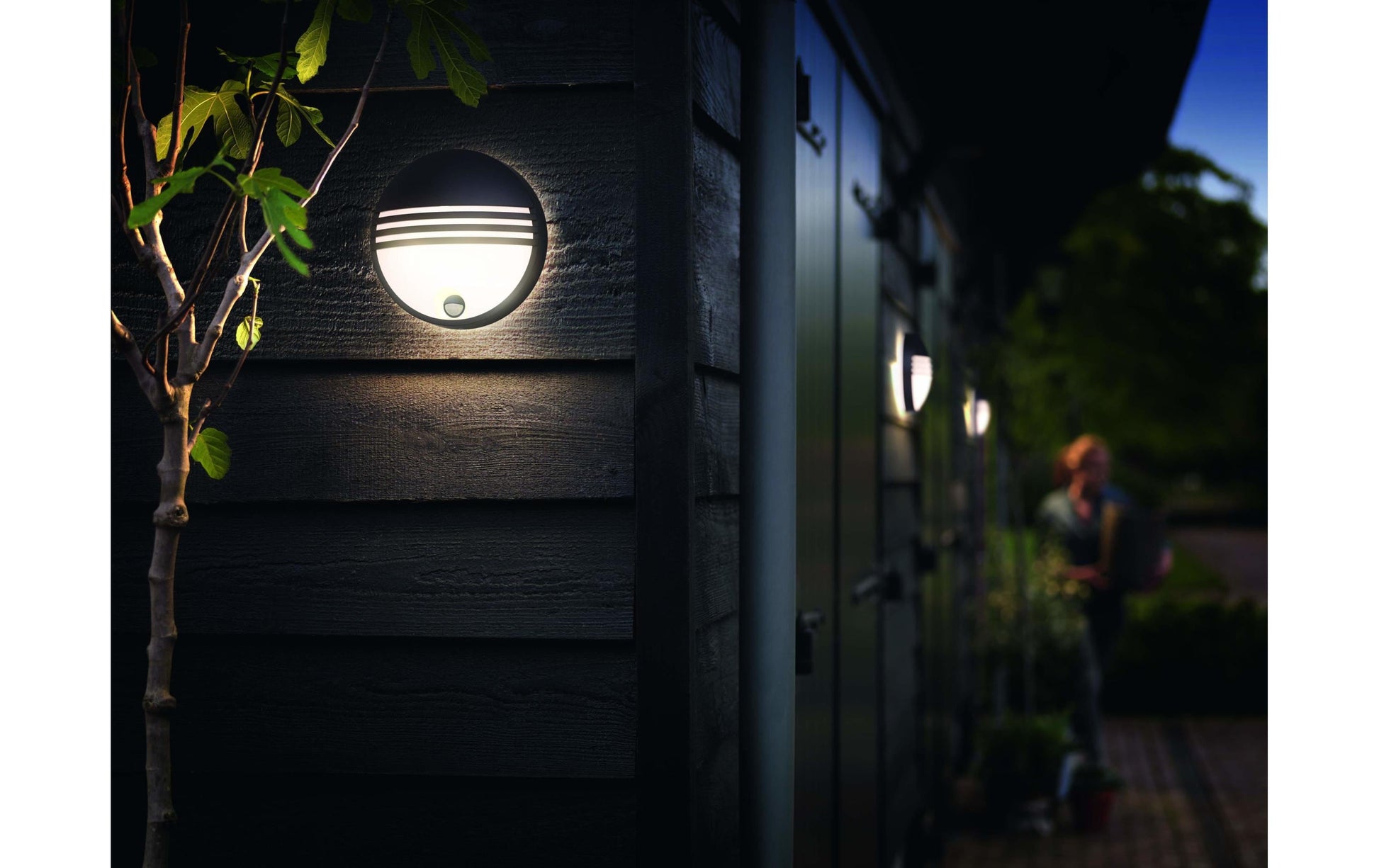 Philips by Signify Philips Aussenwandleuchte – Warmweiss, 2700 K – IP44 – Netzbetrieb – mit Bewegungsmelder – Schwarz – Harz