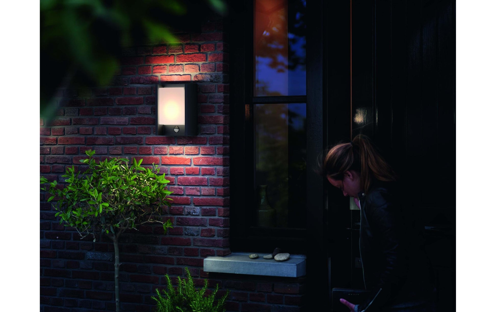 Philips by Signify Philips Aussenwandleuchte – Warmweiss, 2700 K, IP44, Netzbetrieb, mit Bewegungsmelder, Anthrazit, Edelstahl