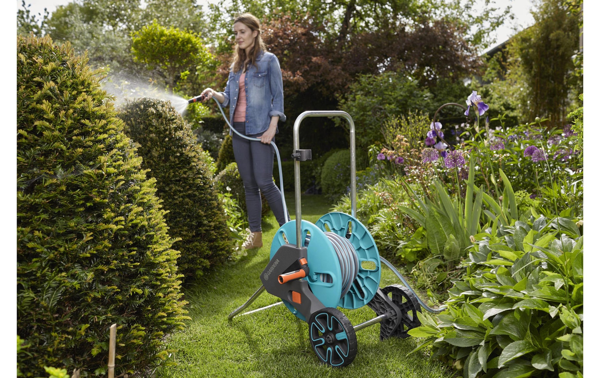 Gardena Schlauchwagen 25 m – mit Schlauch, manuell, mit 2 Rädern, mit Rollenbremse, schwarz/türkis